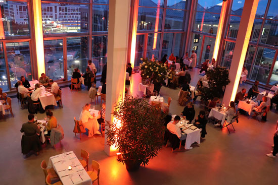 Bei schlechtem Wetter kann man auch einfach innen mit großartiger Aussicht speisen auf der Hoch5 Dachterrasse am Ostbahnhof (©Foto. Martin Schmitz)